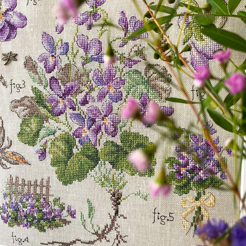 "Étude à la violette" (スミレの研究) 壁掛け お花 シリーズ VERONIQUE ENGINGER(ヴェロニク・アンジャンジェ)デザイン クロスステッチキット