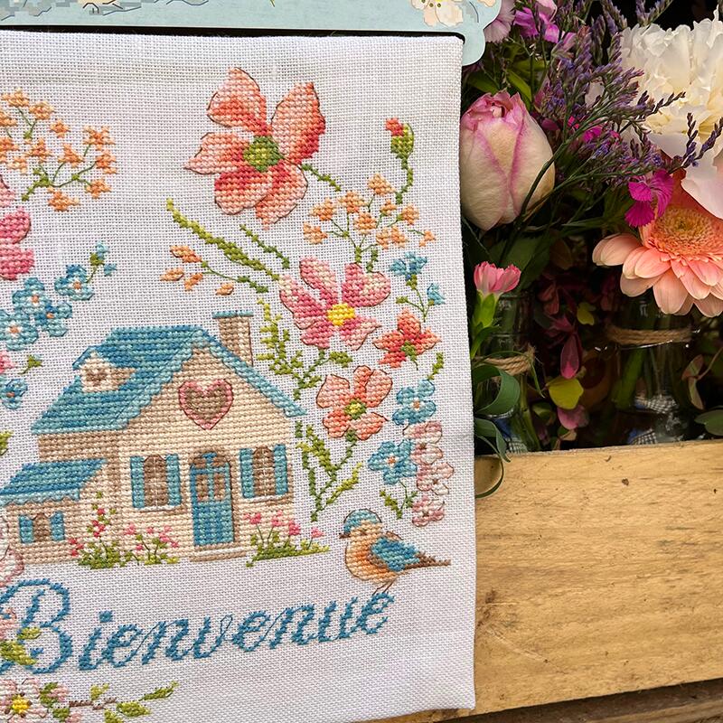 "Bienvenue" (ようこそ) 壁掛け ペンダントライト VERONIQUE ENGINGER(ヴェロニク・アンジャンジェ)デザイン クロスステッチキット