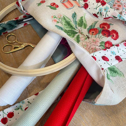 "Cerisette et bobinette" (チェリー＆ボビン) バッグキット VERONIQUE ENGINGER(ヴェロニク・アンジャンジェ)デザイン クロスステッチキット